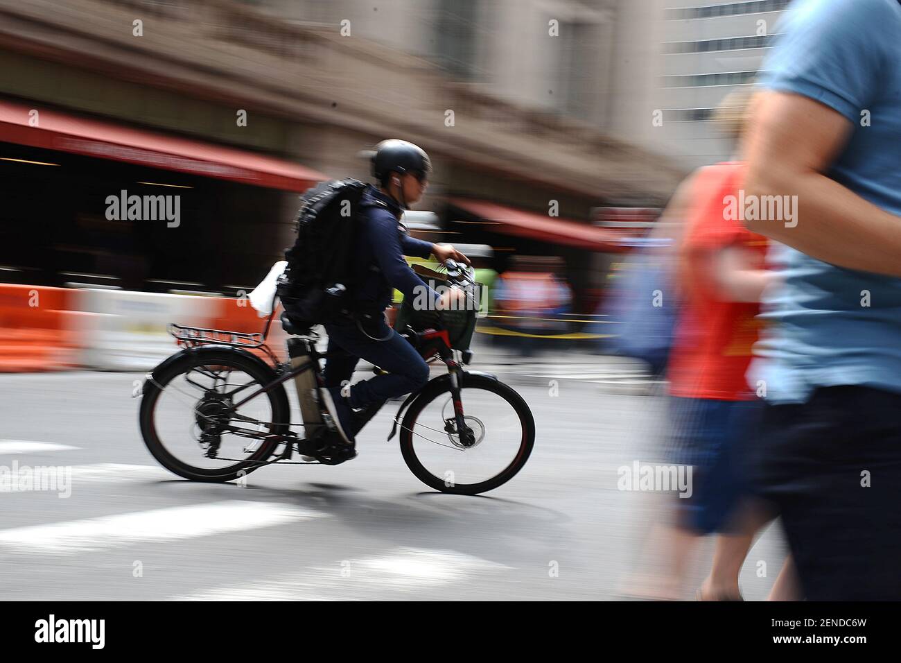 Von Lieferern über Touristen bis hin zu täglichen Radpendlern fordert der Bürgermeister von New York, Bill de Blasio (nicht abgebildet), $58,4 Millionen Menschen zum Bau von 30 Meilen geschützten „Green Wave“-Fahrradwegen auf, da die Zahl der getöteten Radfahrer durch die fünf Stadtbezirke von New York auf 18 ansteigt; Eine Lieferperson auf einem Elektrofahrrad fährt die 43rd Street und die Vanderbilt Avenue in New York, NY, 31. Juli 2019 hinauf. (Anthony Behar/Sipa USA) Stockfoto