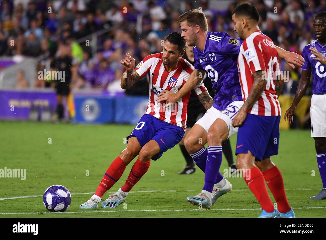 31 Juli 2019 Orlando Fl Usa Atletico Madrid Mittelfeldspieler Vitolo 20 Und Mls Verteidiger Walker Zimmerman 25 Kampf Um Den Ball In Der Ersten Halfte Des 2019 Mls All Star Game Im