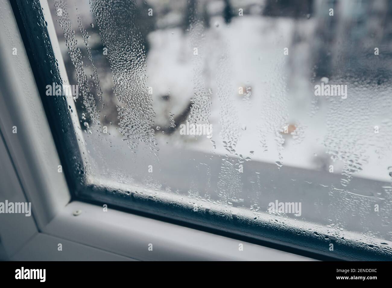 Stark taufiges oder nebeliges Fenster, Fenster während der frostigen Jahreszeit falsch eingestellt Stockfoto