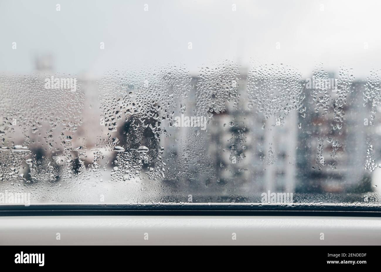 Stark taufiges oder nebeliges Fenster, Fenster während der frostigen Jahreszeit falsch eingestellt Stockfoto
