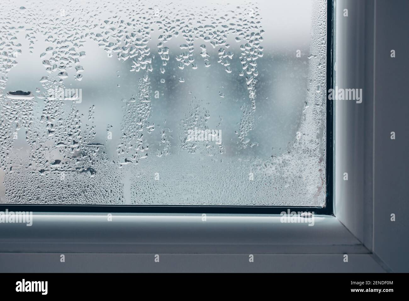 Stark taufiges oder nebeliges Fenster, Fenster während der frostigen Jahreszeit falsch eingestellt Stockfoto