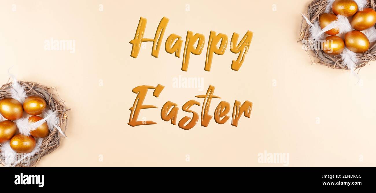 Leerer Raum für Text, ein Banner von Frohe Ostern. Bemalte goldene Eier, weiße Federn. Kopierraum flach legen Draufsicht Nester mit Eiern, Inschrift Stockfoto