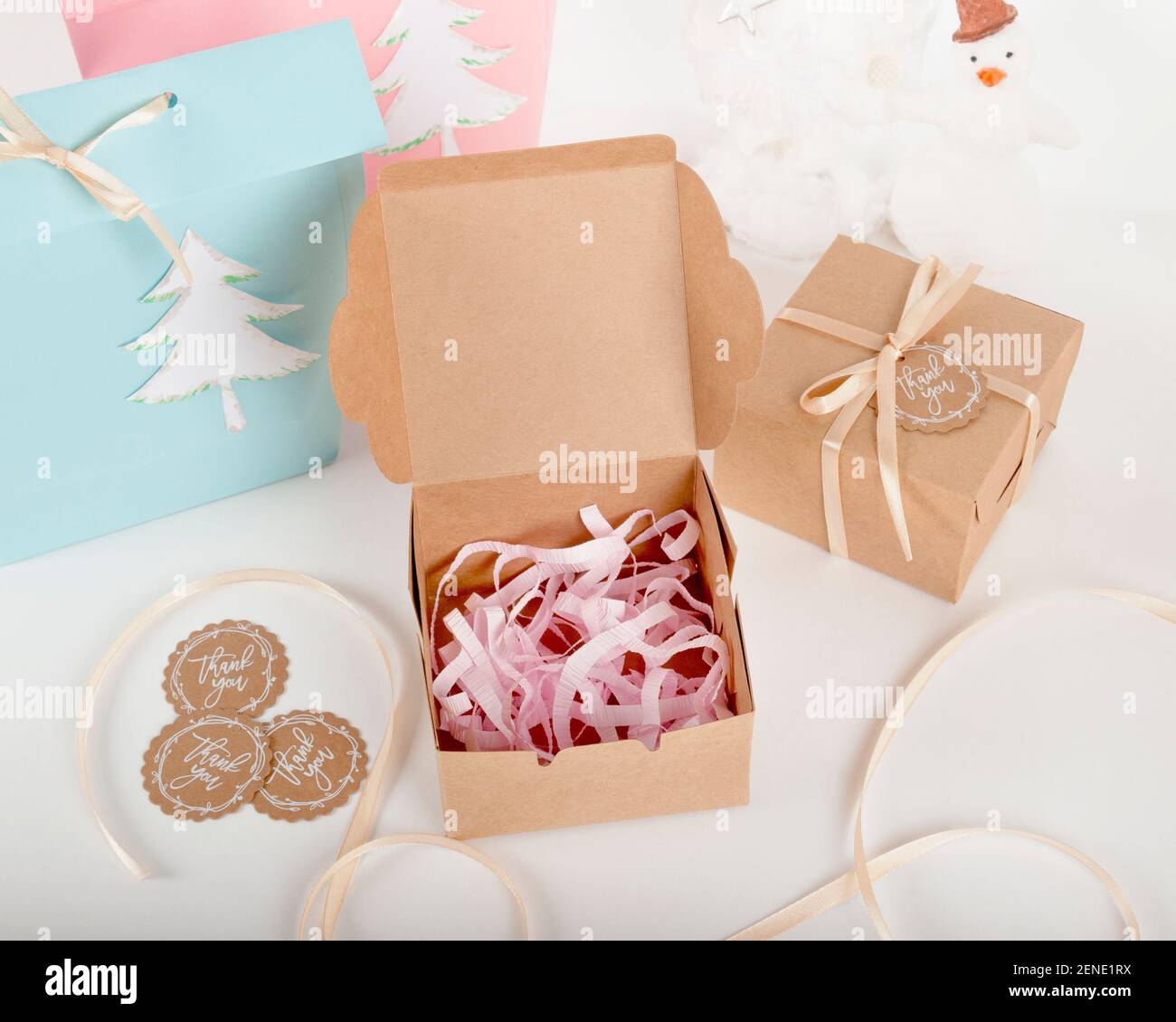 Shopping für das neue Jahr. Produktdesign für den Käufer. Schöne Verpackung des Einkaufs für den Urlaub. Produktdesign. Stockfoto