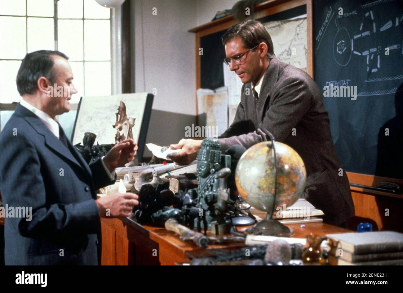 Raiders of the Lost Ark Jahr : 1981 USA Regie : Steven Spielberg Denholm Elliott, Harrison Ford Stockfoto