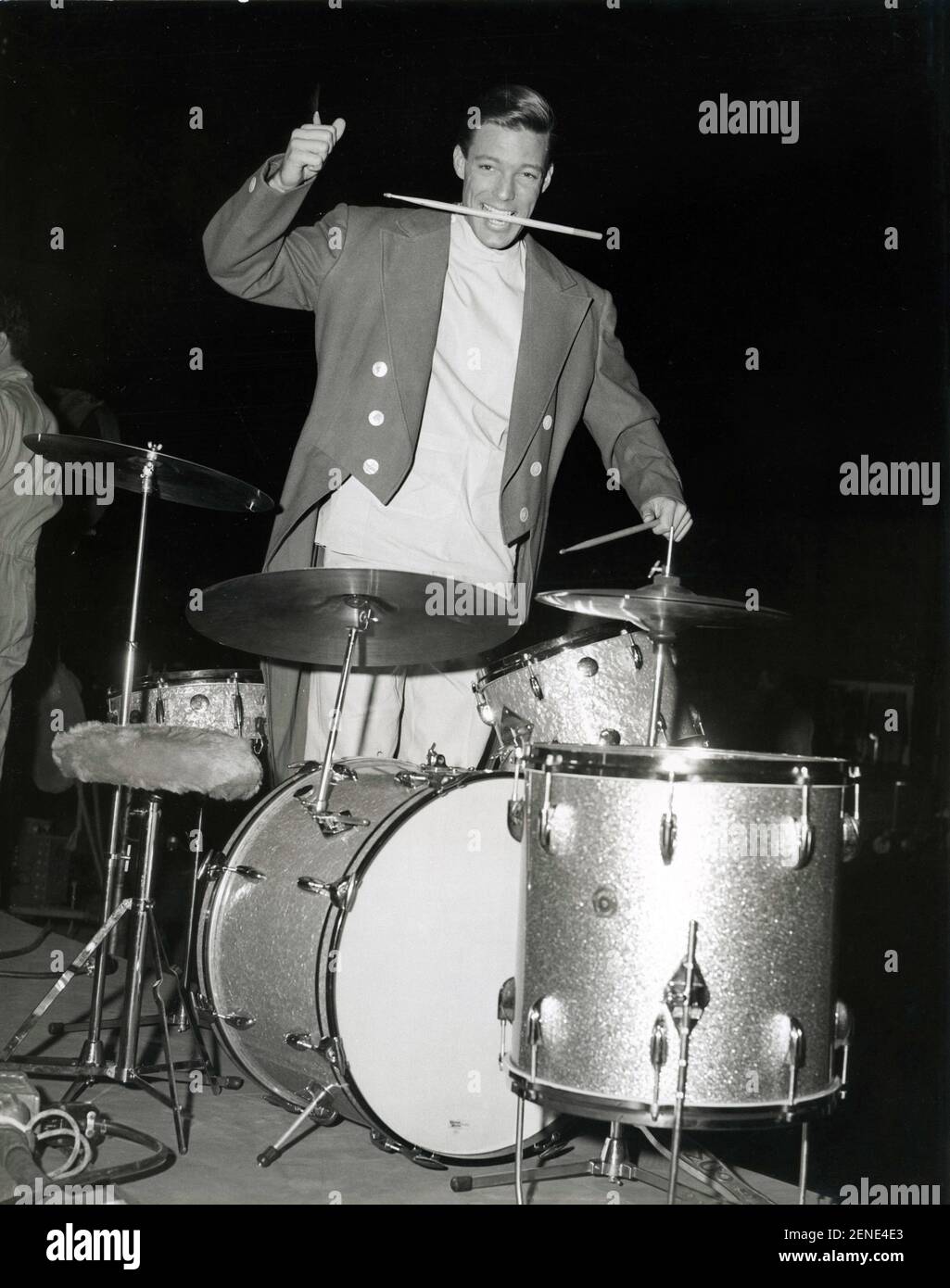 Während einer Episode der Fernsehserie Dr. Kildare spielte Richard Chamberlain um 1963 die Trommeln Stockfoto