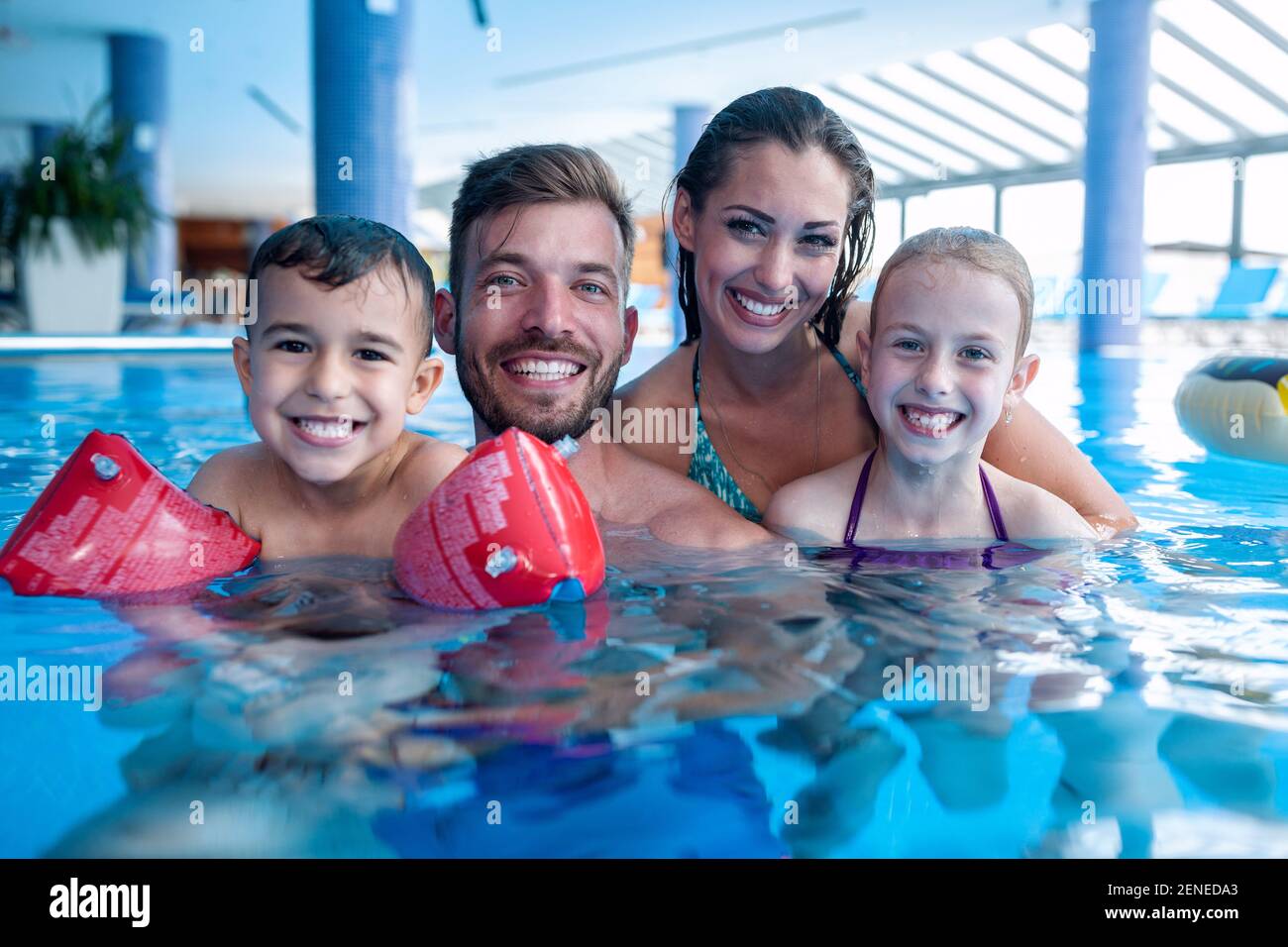 Mutter und sohn, die im swimmingpool sich entspannen Fotos und