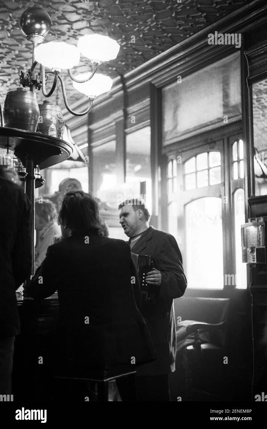 Großbritannien, West London, Notting Hill, 1973. Der blinde oder sehbehinderte Akkordeonspieler im Duke of Wellington, einem Finch's Pub (Young's) an der Portobello Road. Stockfoto