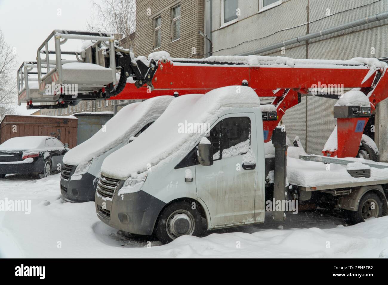 Schneebedeckte Hebezeuge. Die Luftbühne ist im Leerlauf, die Bauarbeiten werden nicht durchgeführt. Stockfoto