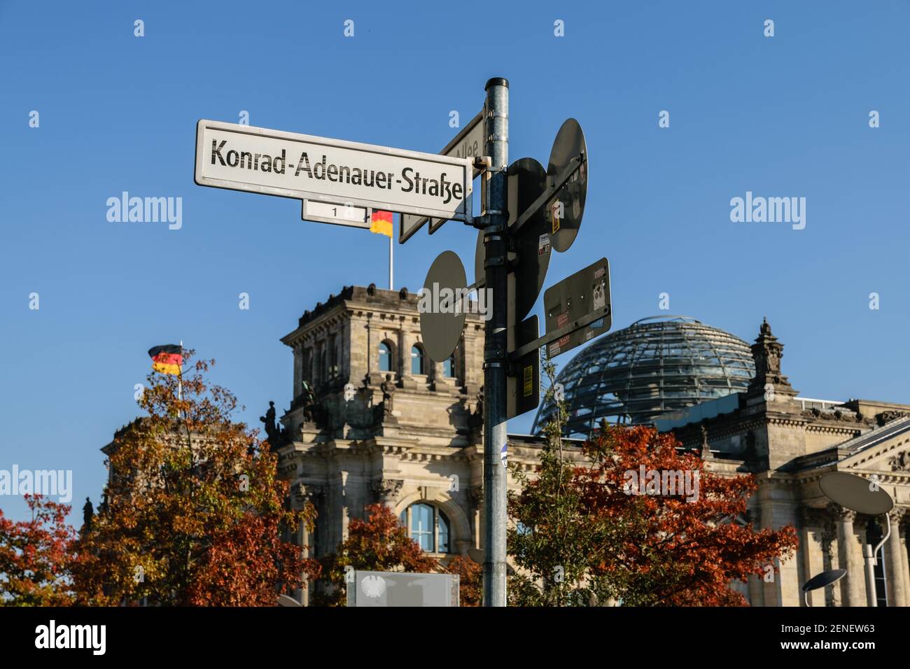 Die Konrad-Adenauer-Straßenplakette in der Nähe des Reichstags in Berlin. Stockfoto