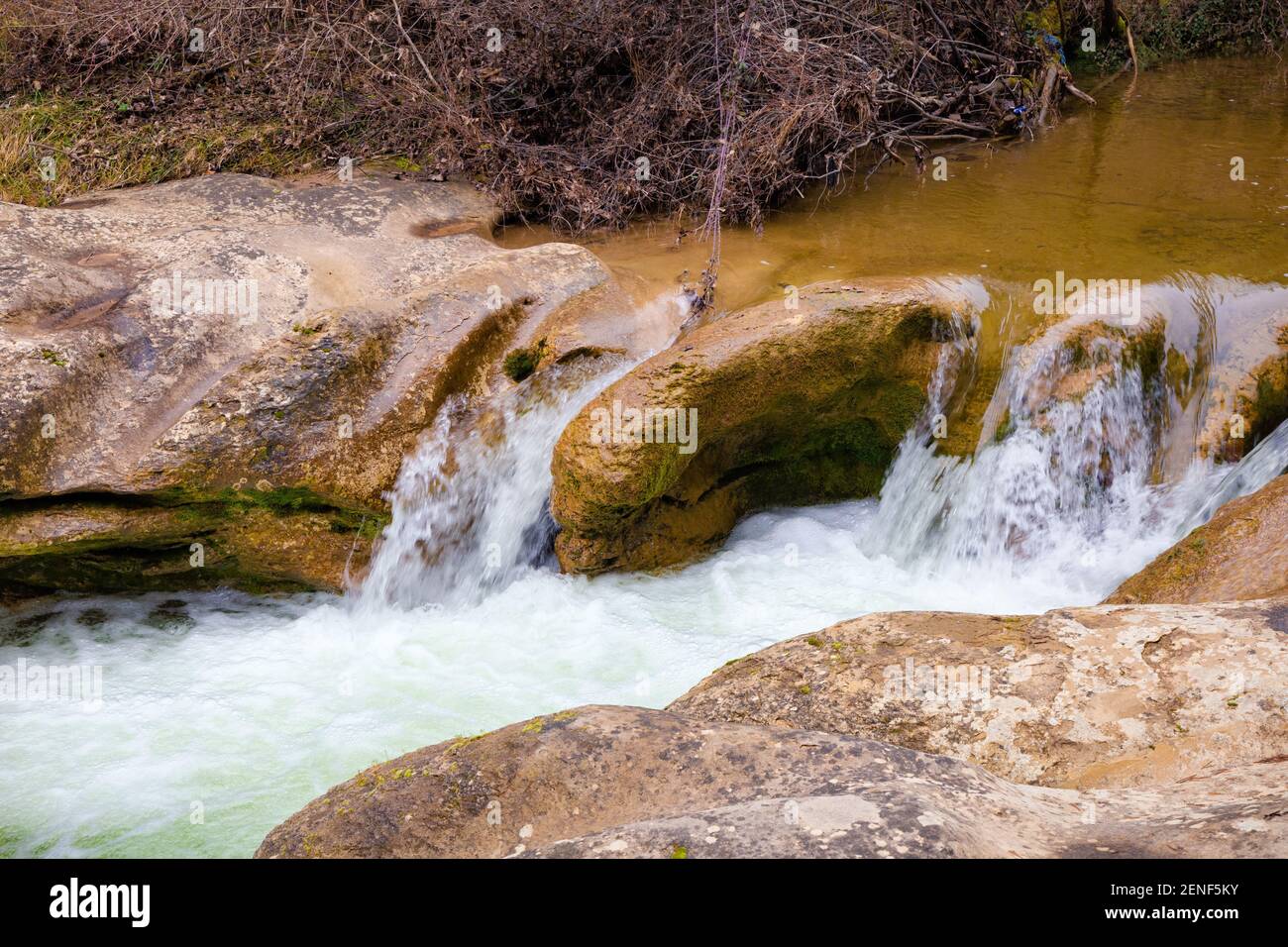 Blick auf einen Pool des Flusses Merles, der in seinen Felsen die Abnutzung von vielen Jahren des Wasserflusses präsentiert. Sta. Maria de Merles, Katalonien, Spanien Stockfoto
