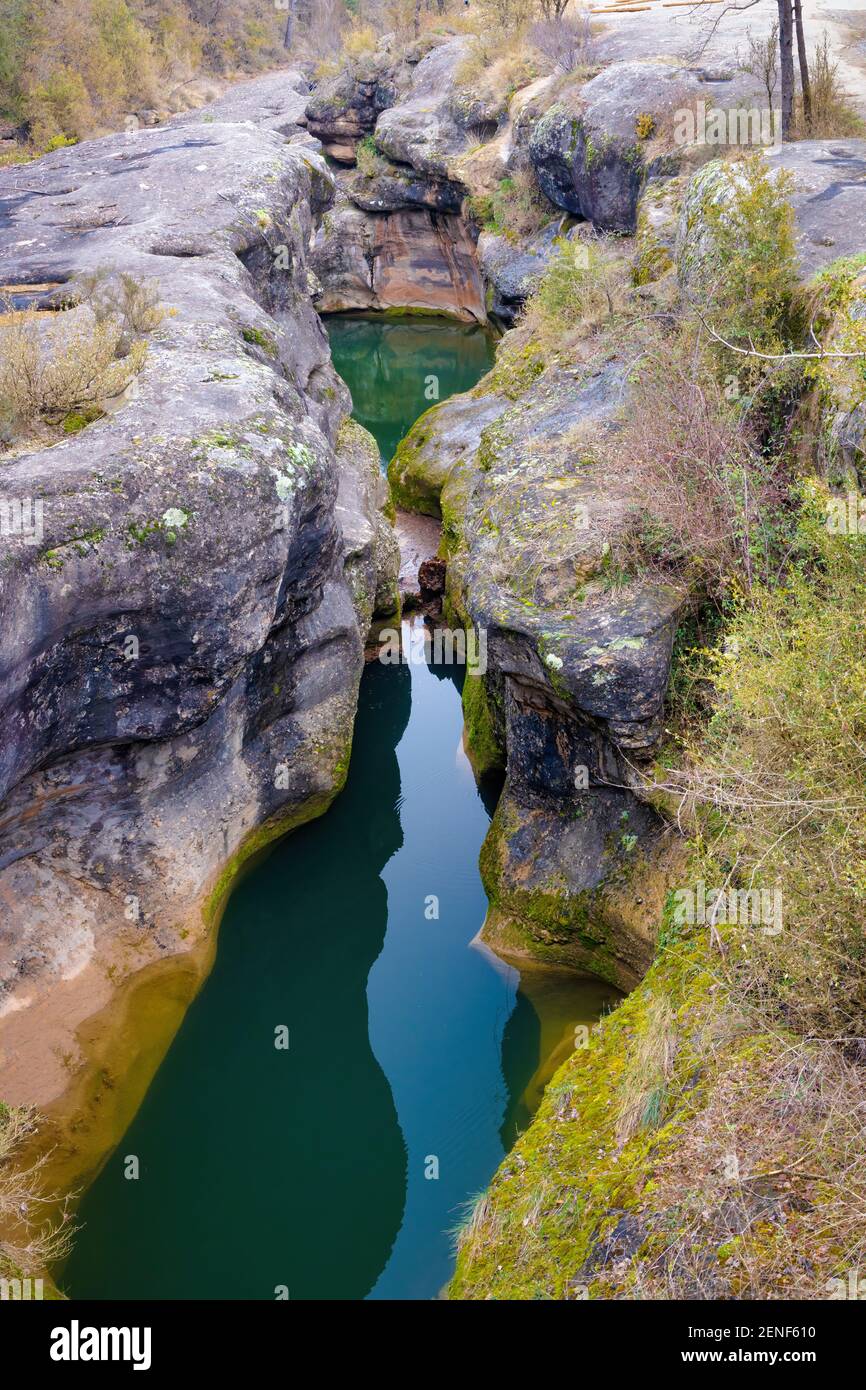 Luftaufnahme der Heures von Rio Merles Pool, in dem wir die Tiefe des Pools und die Abnutzung auf seinen Felsen zu schätzen wissen. Sta. Maria de Merles, Catalon Stockfoto