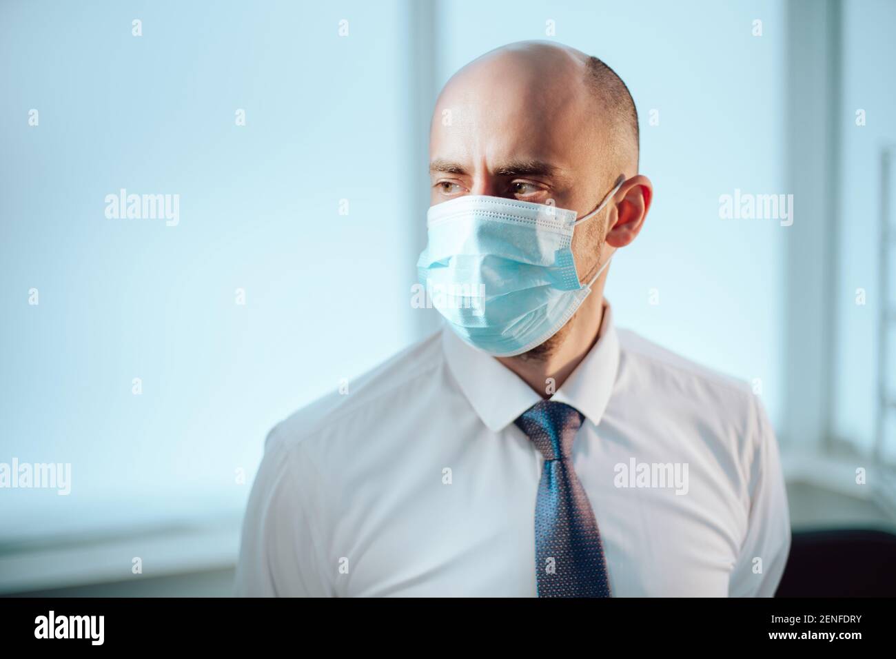 Wissenschaftler in einer Schutzmaske auf dem Hintergrund eines medizinischen Labors. Stockfoto