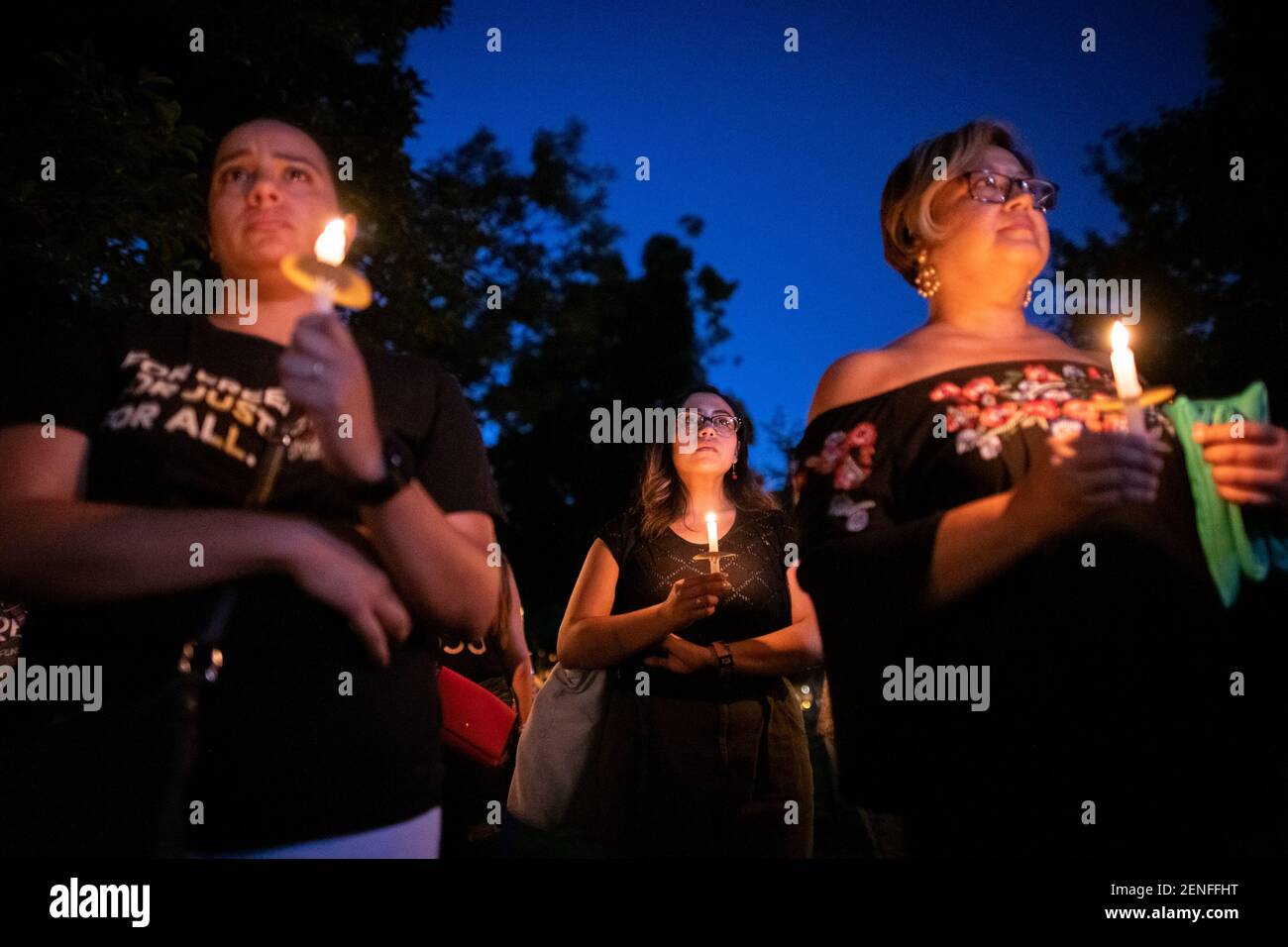 Die in Washington, DC, lebenden El Paso-Ureinwohner veranstalten eine  Mahnwache und nehmen an einem 22-minütigen Schweigemoment für die 22 Opfer  der jüngsten El Paso-Schießerei vor dem Weißen Haus am 10. August 2019