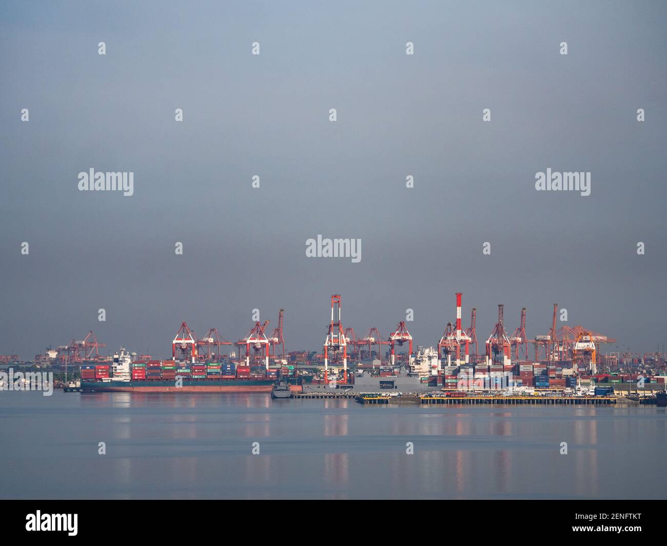 Manila South Harbour im Hafengebiet von Manila, mit Manila International Container Terminal im Hintergrund. Stockfoto