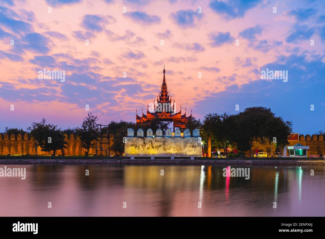 Nachtansicht von Mandalay Palace in Myanmar Stockfoto