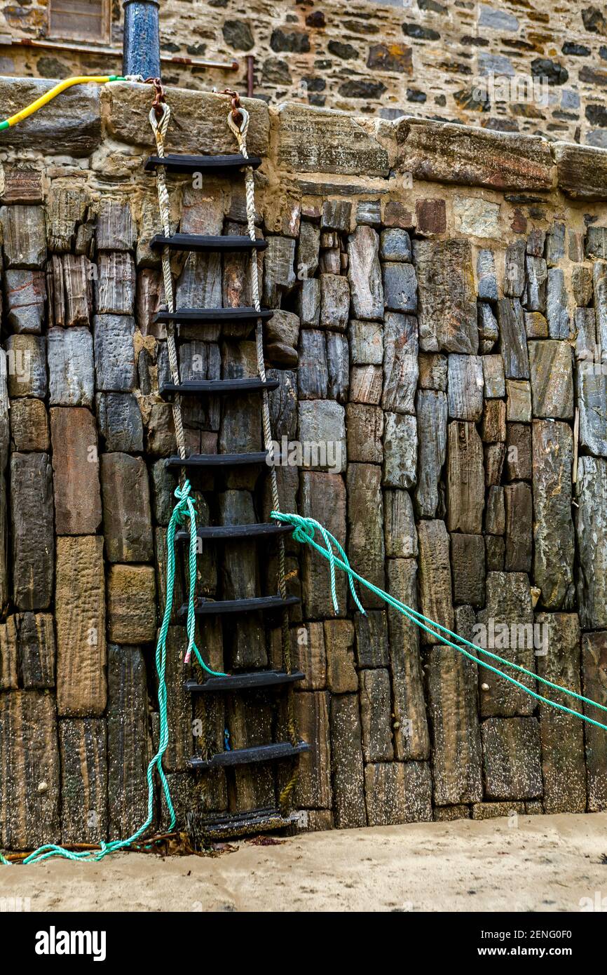 Seilleiter vom Steg hinunter in den Hafen. Bei Ebbe. Portsoy Banffshire Schottland Großbritannien Stockfoto