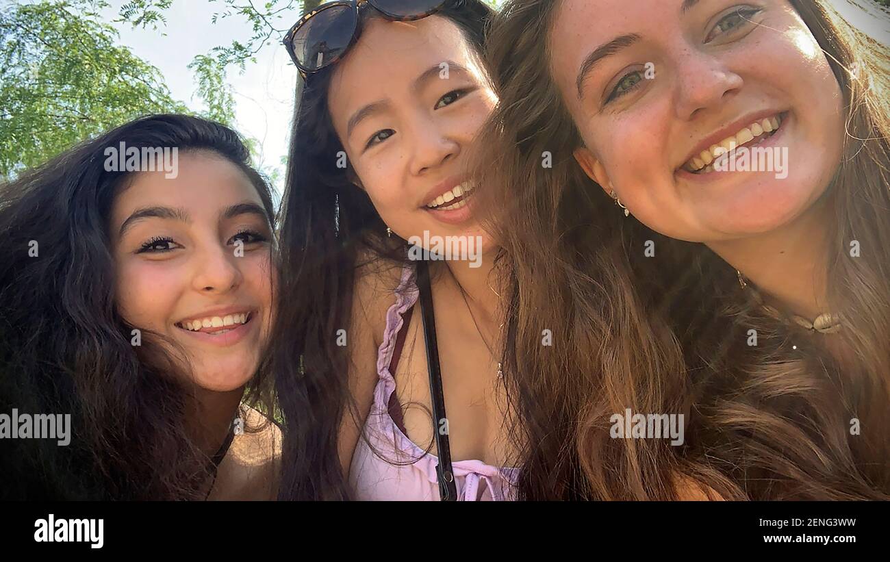 Portrait Selfie von drei glücklichen multikulturellen Teenager-Mädchen von verschiedenen Rennen aus nächster Nähe Stockfoto