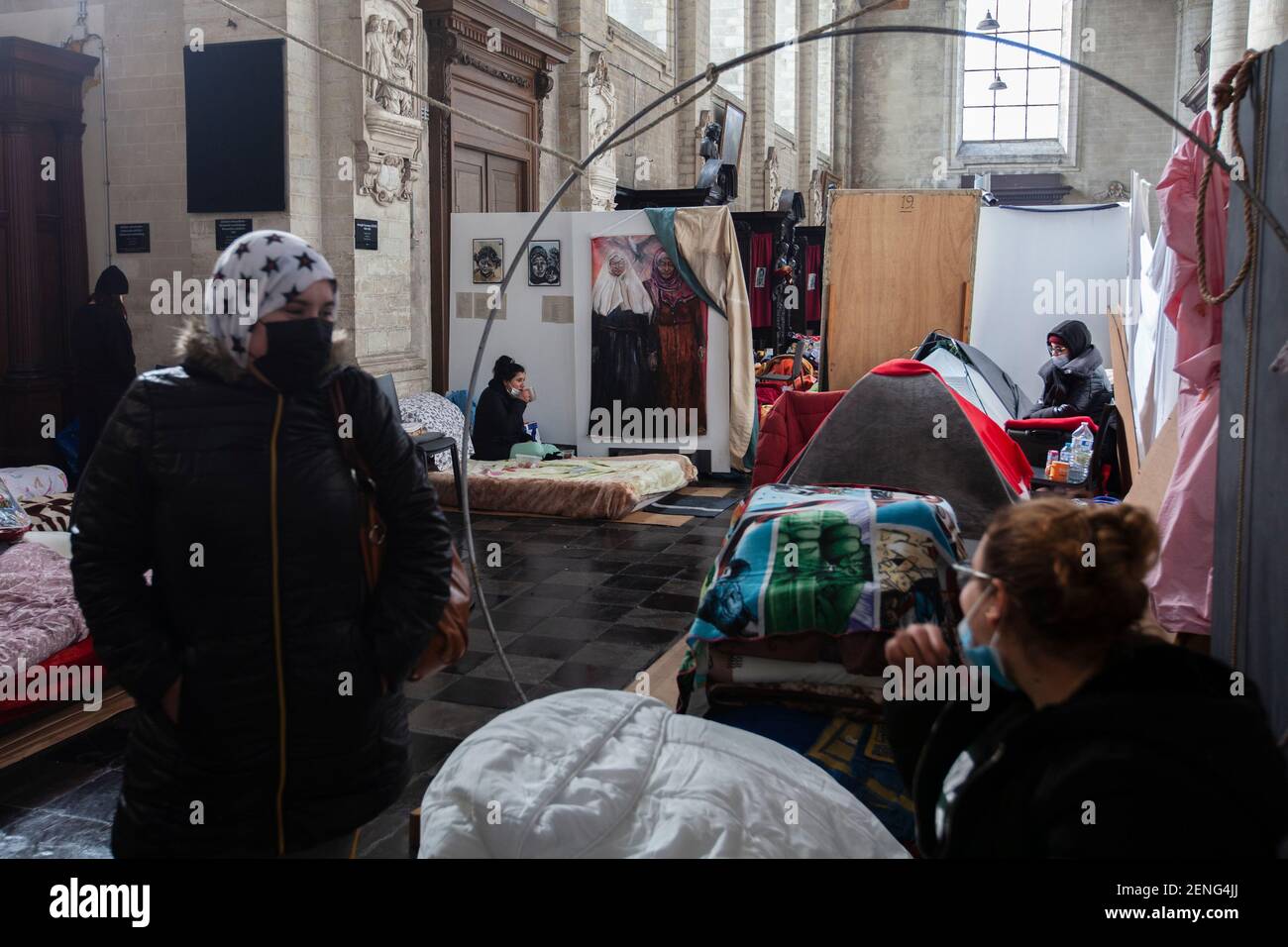 Seit etwa 3 Wochen besetzen mehr als hundert Personen ohne Papiere (Männer, Frauen, Kinder) die Kirche der Beginenstadt in der belgischen Hauptstadt. Die meisten von ihnen kommen aus verschiedenen Hintergründen und sind seit vielen Jahren in Belgien. Diese Aktion hat zur Schaffung mehrerer Kollektive und mit der Zustimmung des Pfarrers geführt, einen Dialog mit den Behörden zu eröffnen, um Lösungen für diese Menschen in einer prekären Situation zu finden, insbesondere in Zeiten der Gesundheitskrise. Stockfoto