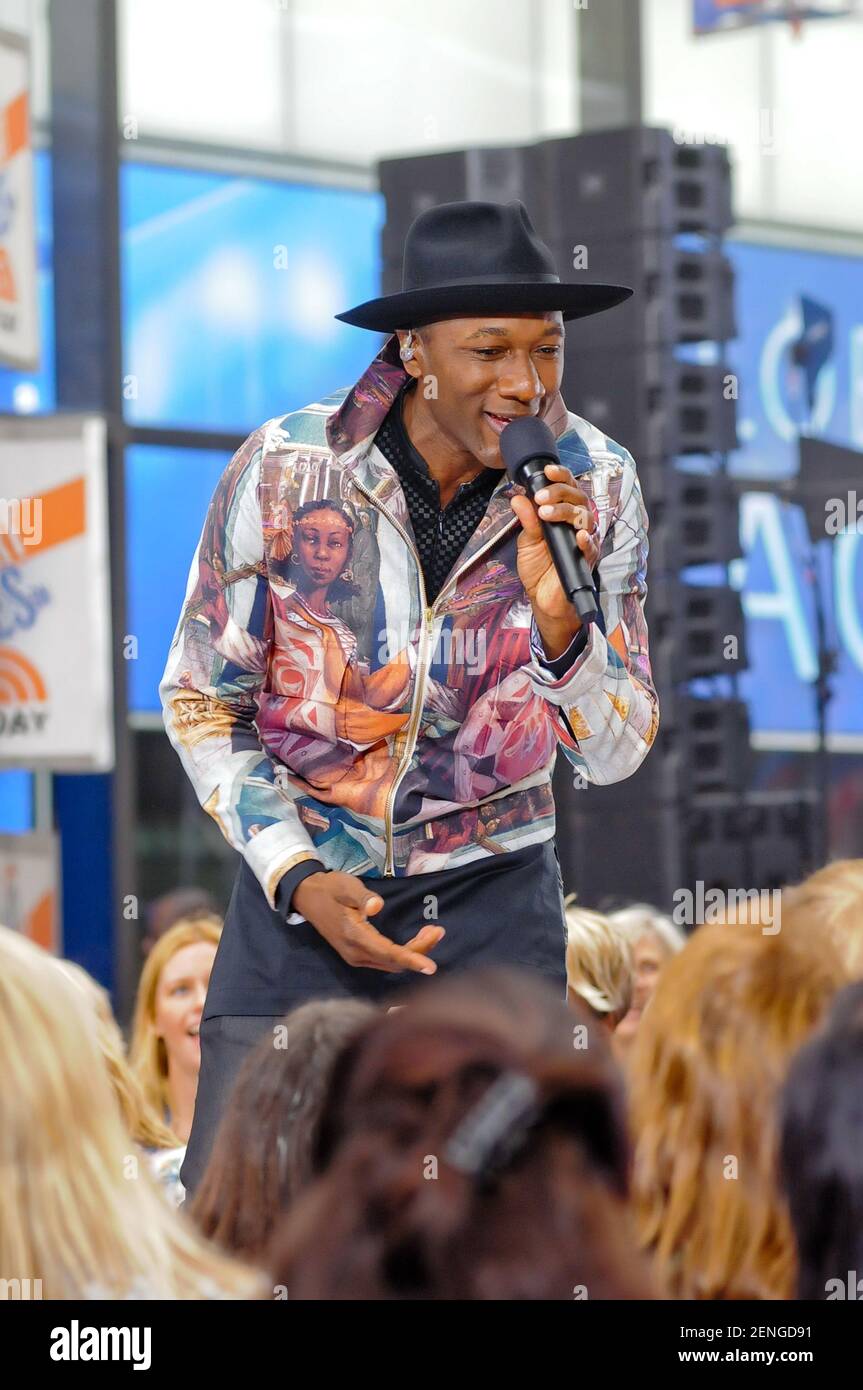 Snger und Songwriter Aloe Blacc tritt im Rockefeller Center in New York  City auf. (Foto von Efren Landaos / SOPA Images/Sipa USA Stockfotografie -  Alamy