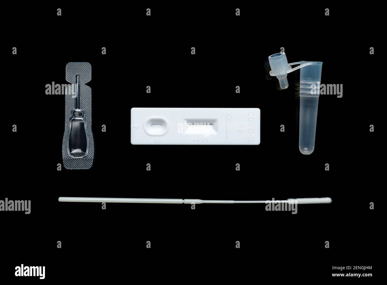 Alle Teile des sars-COV-2 Rapid Antigen Testkits auf schwarz Oberfläche flach legen Stockfoto