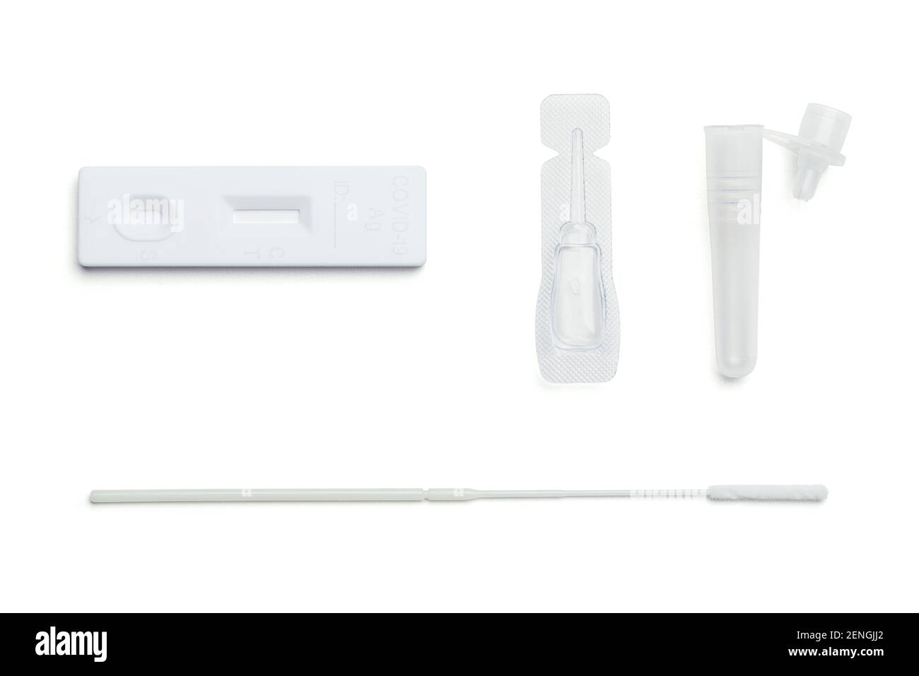 Alle Teile des sars-COV-2 Rapid Antigen Test Kit flach liegend Isoliert auf weißem Hintergrund Stockfoto