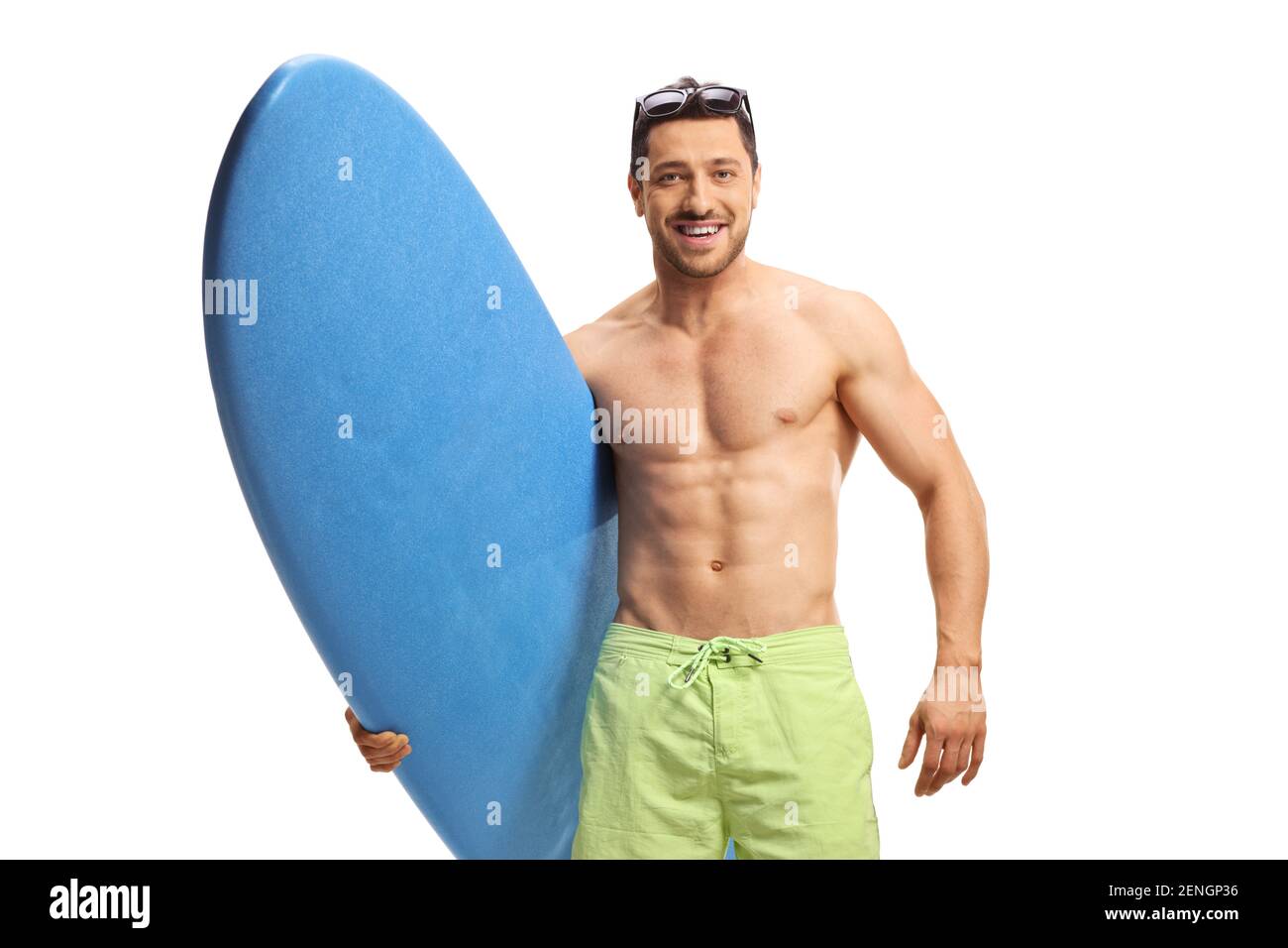 Mann hält ein Surfbrett und lächelt isoliert auf weiß Hintergrund Stockfoto