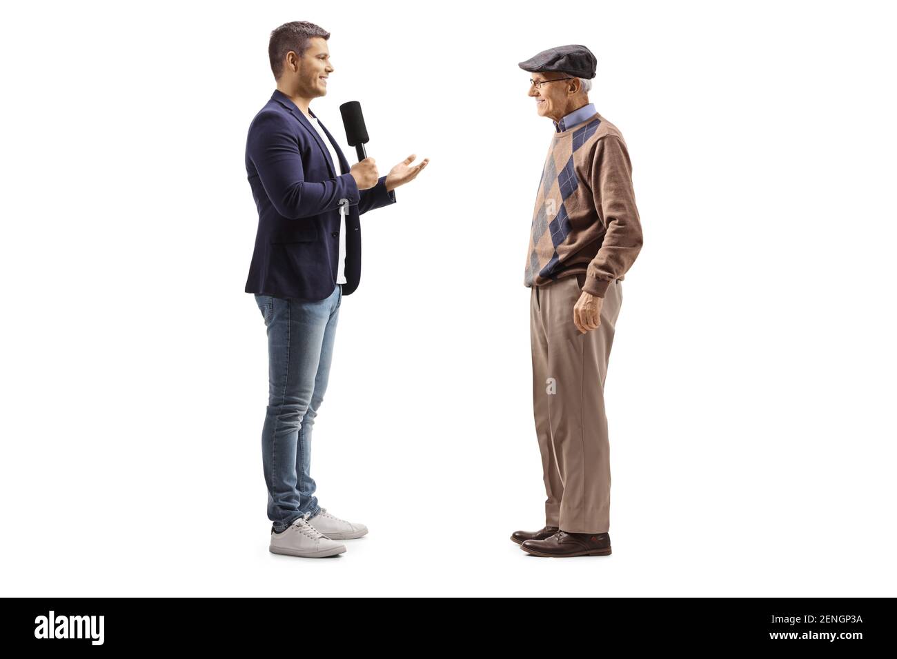 Ein junger Reporter interviewte einen älteren Mann, der auf Weiß isoliert war Hintergrund Stockfoto
