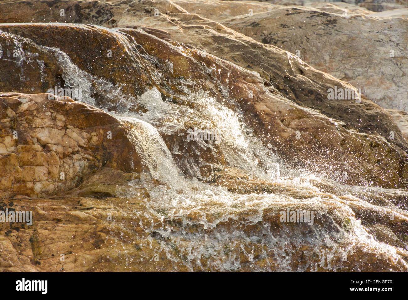 Aufnahme von hartem Wasser in einem fast ausgetrockneten Fluss in der Nähe von Botumirim in Minas Gerais, Brasilien Stockfoto