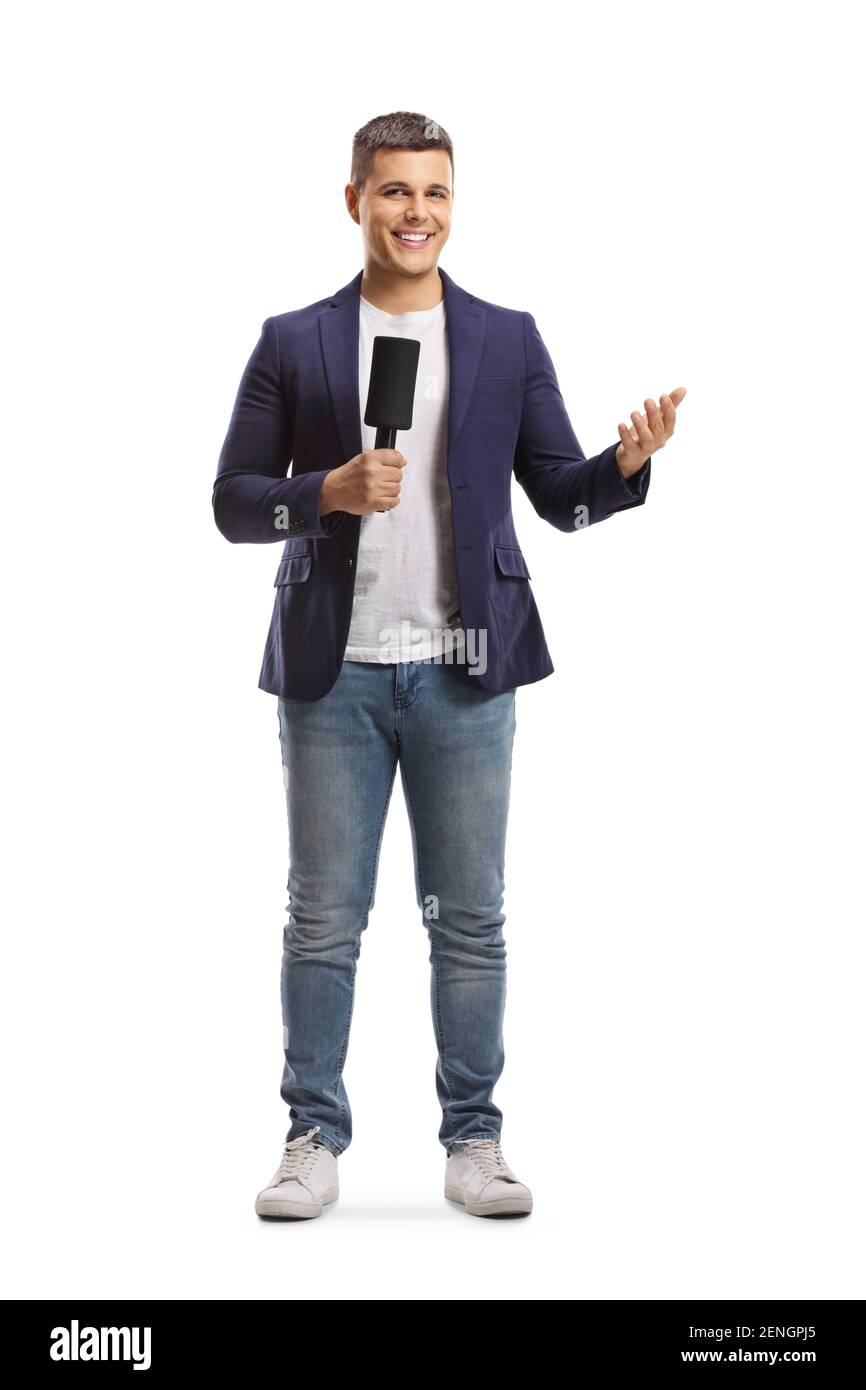 In voller Länge Porträt von männlichen Reporter mit einem Mikrofon und Gestikulieren mit Hand isoliert auf weißem Hintergrund Stockfoto