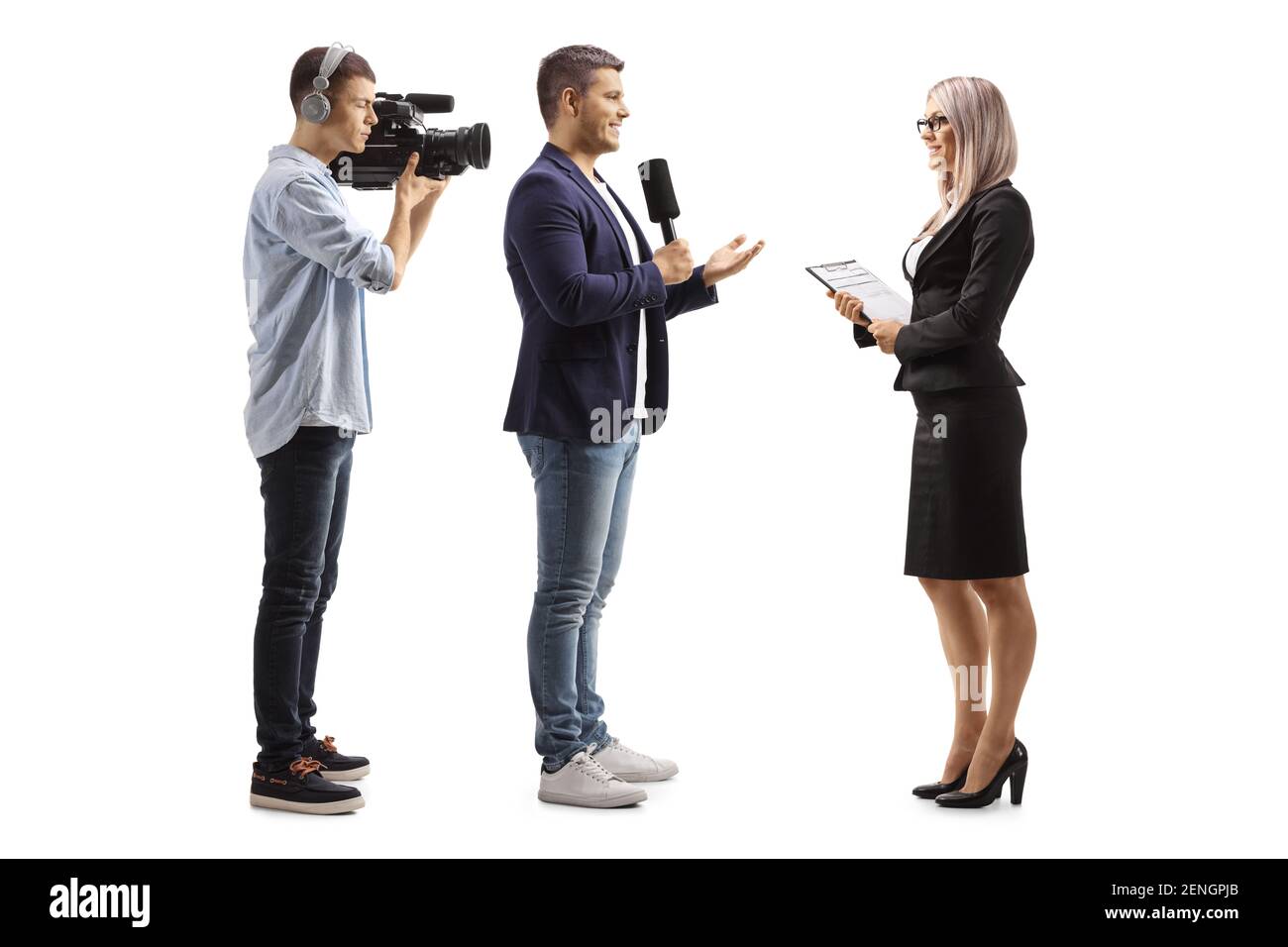 Ganzkörperaufnahme eines Kameramanns und eines Reporters Befragung einer Geschäftsfrau isoliert auf weißem Hintergrund Stockfoto