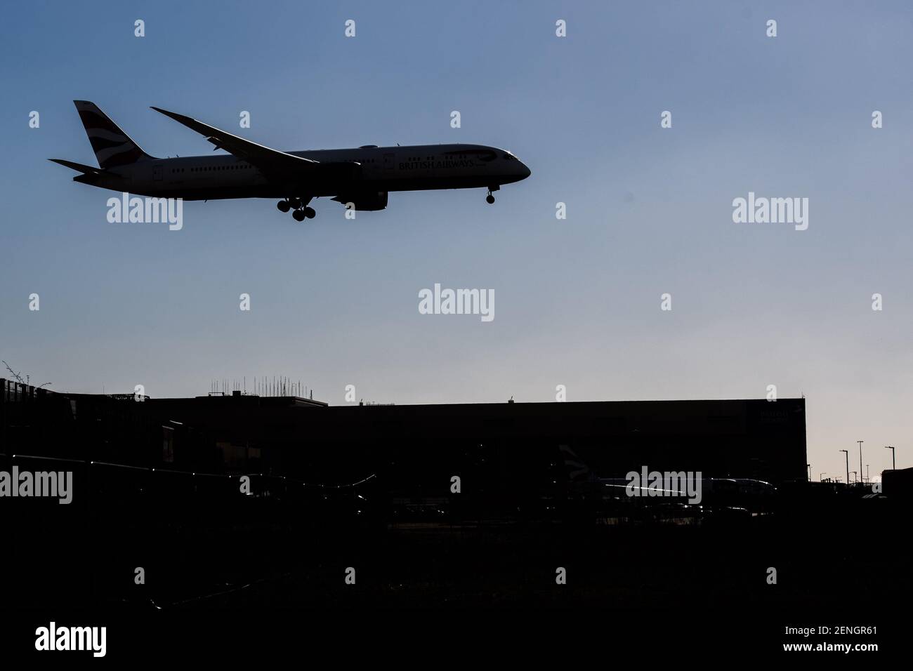 London, Großbritannien. 26. Februar 2021. Flugzeuge am Flughafen Heathrow im Westen Londons. IAG, Eigentümer von British Airways, hat die Einführung digitaler Gesundheitsausweise gefordert, da die Luftfahrtindustrie weiterhin unter der Coronavirus-Pandemie leidet. Bilddatum: Freitag, 26. Februar 2021. Bildnachweis sollte lauten: Matt Crossick/Empics/Alamy Live News Stockfoto