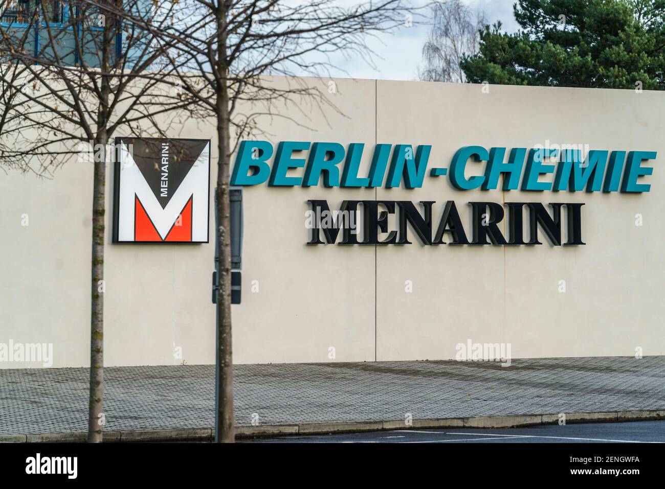 Berlin-Chemie Menarini, Pharmaunternehmen, Berlin-Adlershof, Berlin, Corona Impfstoff Aufbereitung und Entsorgung für Impfzentrum Arena Treptow, Stockfoto