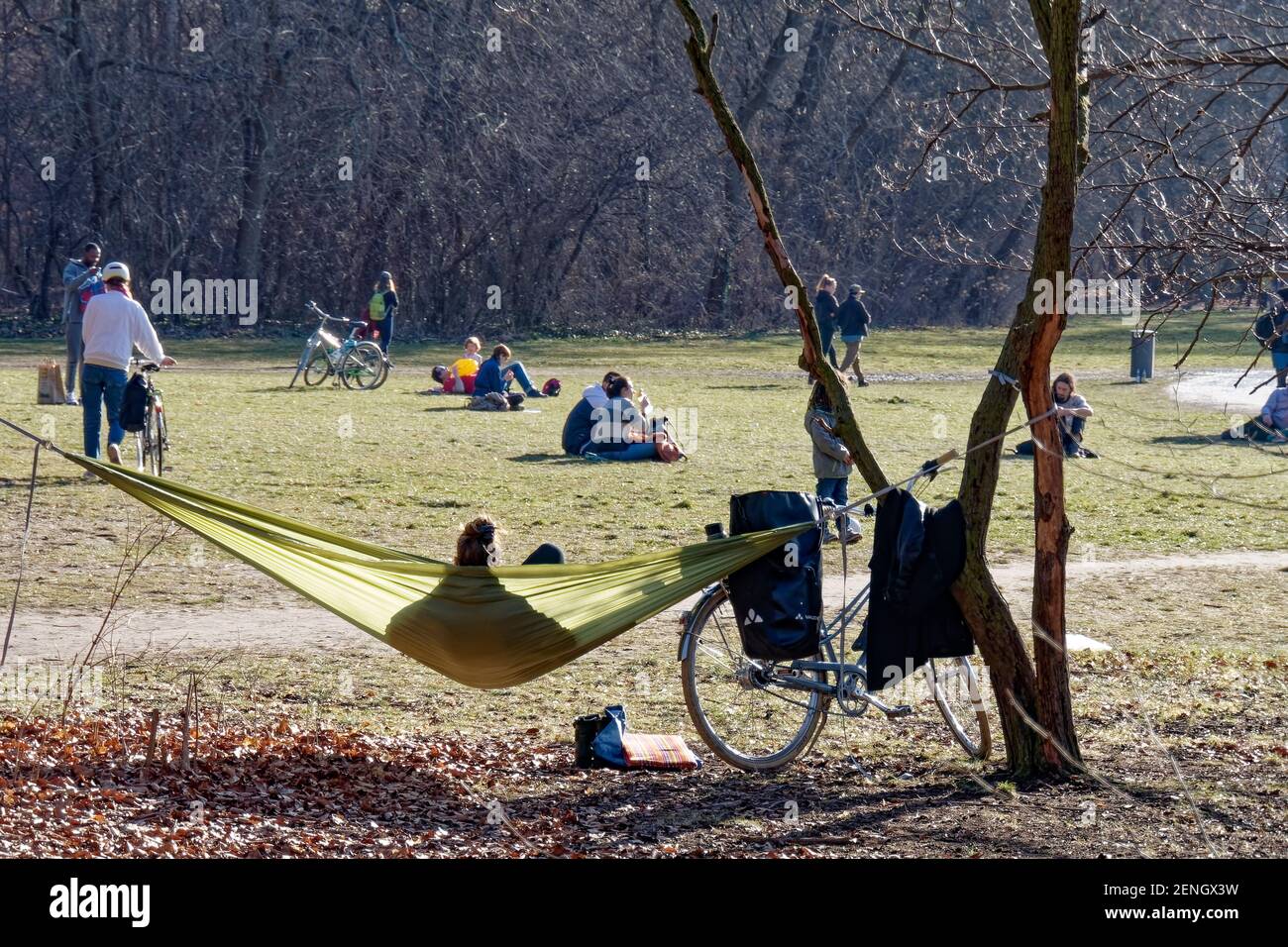 Vorfruehling in Berlin Mitte Februar 2021 , Treptower Park, Junge Leute  geniessen das milde Fruehlingswetter . Haengematte, Fahrrad, Relaxen  Stockfotografie - Alamy
