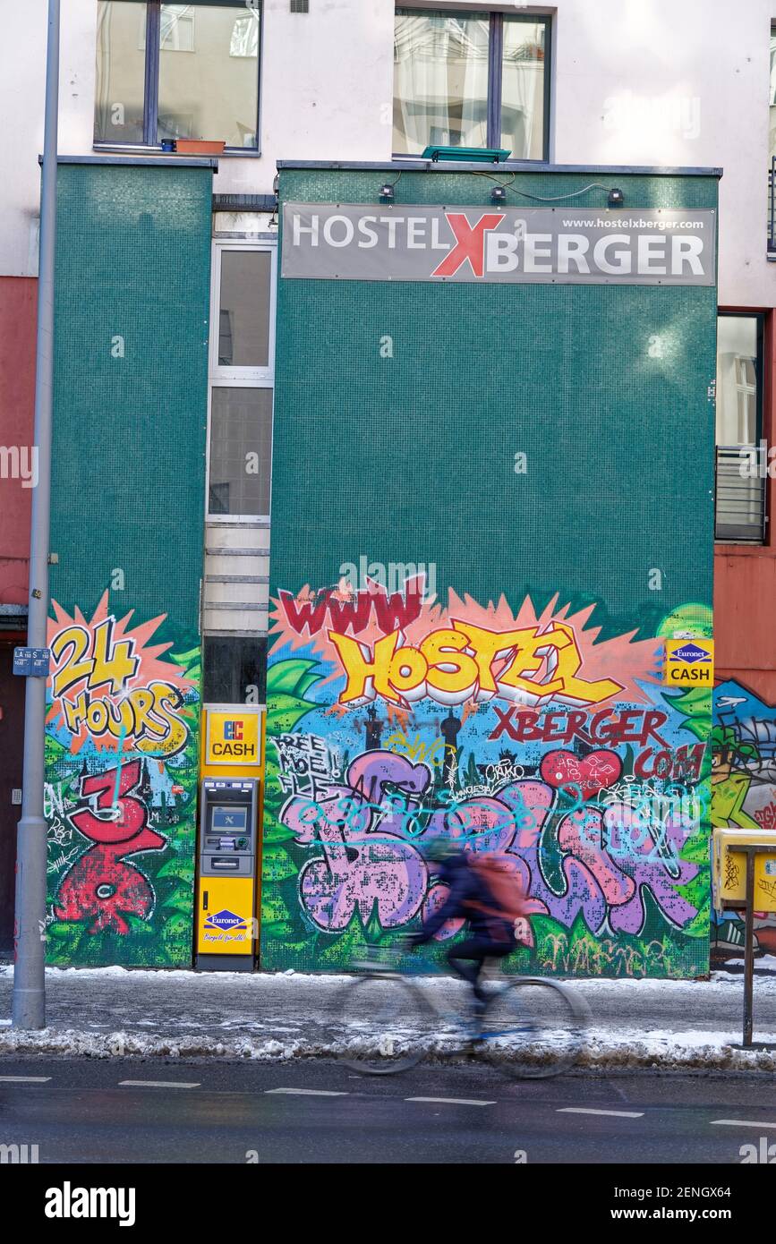 Hostel XBerger, Schlesische Straße, Graffiti, Fahrradfahrer, Berlin-Kreuzberg, Deutschland Stockfoto