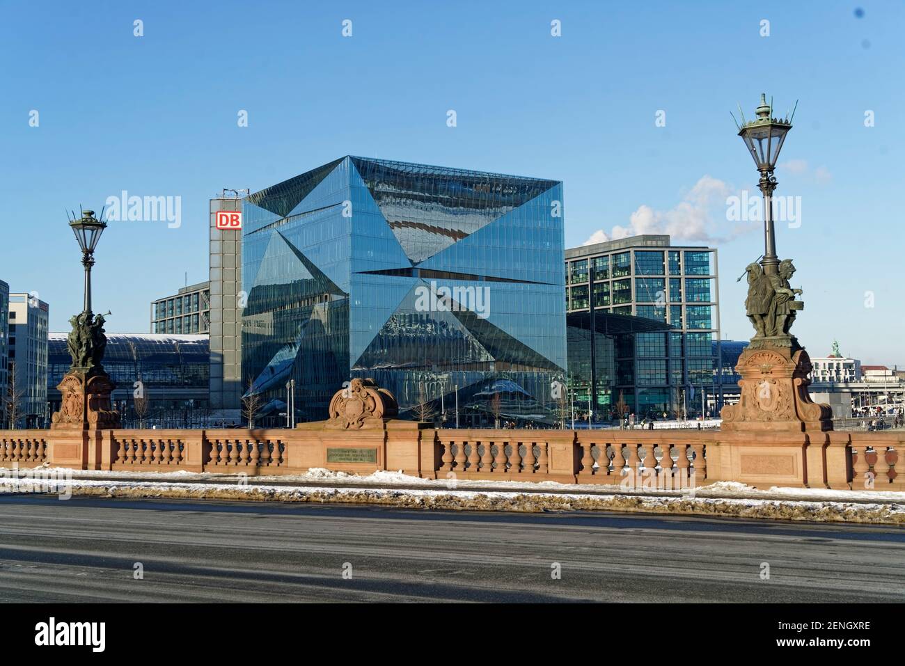 Cube Berlin, modernes Buerogebaeude am Washingtonplatz , Hauptbahnhof. Glasfassade, Spiegelung, Architekturbüro 3XN . Voll digitalisiertes Gebäude, Stockfoto