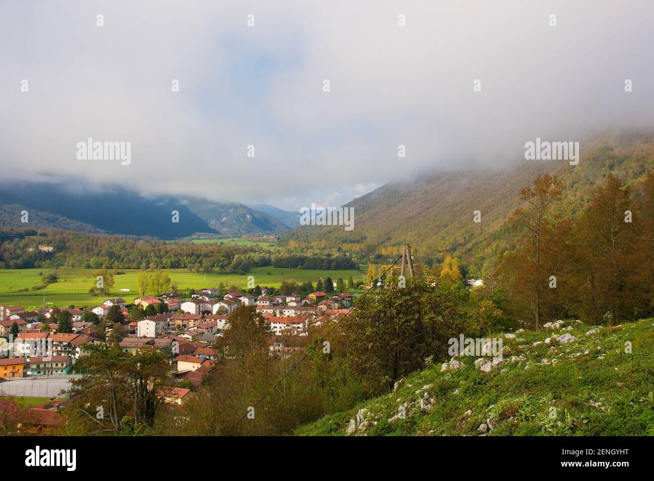 Ein Blick auf die Stadt Kobarid in der slowenischen Litoral oder Primorska Region des westlichen Slowenien auf einen Herbst Morgen mit niedriger Wolke Stockfoto