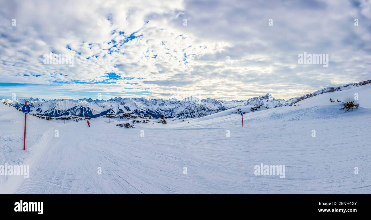 Panorama Aufnahme einer Skipiste im Skigebiet Ifen im Kleinwalsertal in Österreich bei wolkigem Himmel aufgenommen über im Winter 2013 Stockfoto