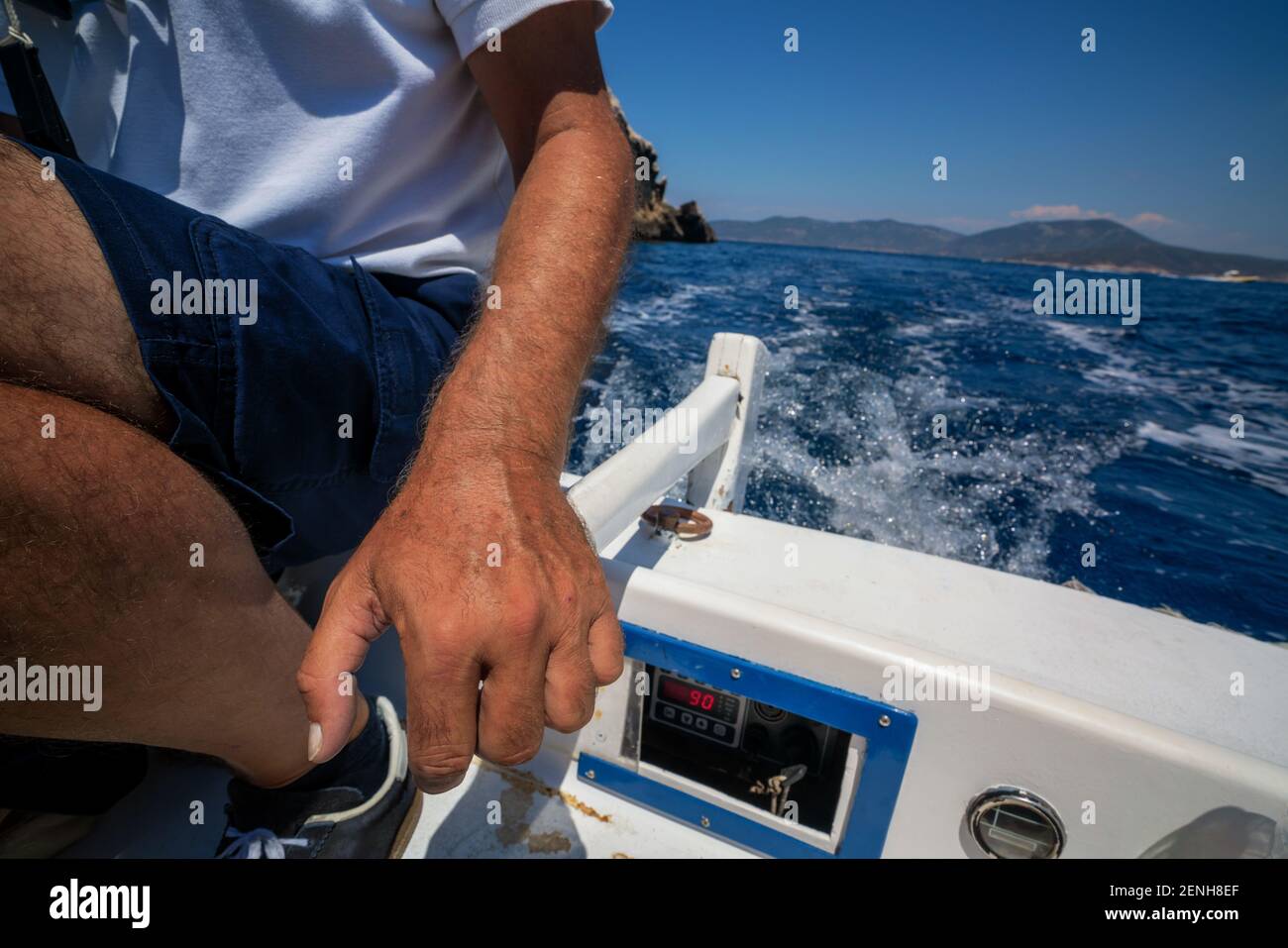 Man fährt Motorboot im Meer. Luxusreisen. Stockfoto