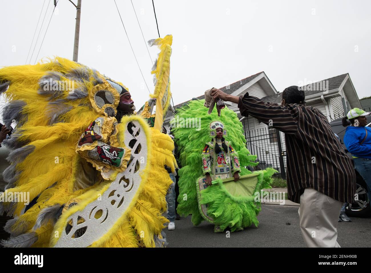 Black Masking Indians (Mardi Gras Indians), verziert in lebendigen gefiederten Anzügen, singen und singen während des Downtown Super Sunday in New Orleans. Stockfoto