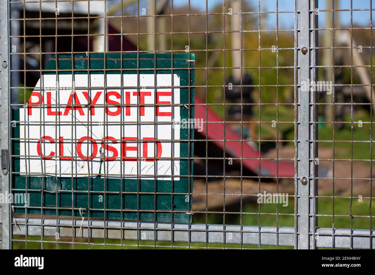 Ein Schild am Eingang zu einem Spielplatz, einem Spielzentrum oder Park, das besagt, dass der Park geschlossen ist Stockfoto