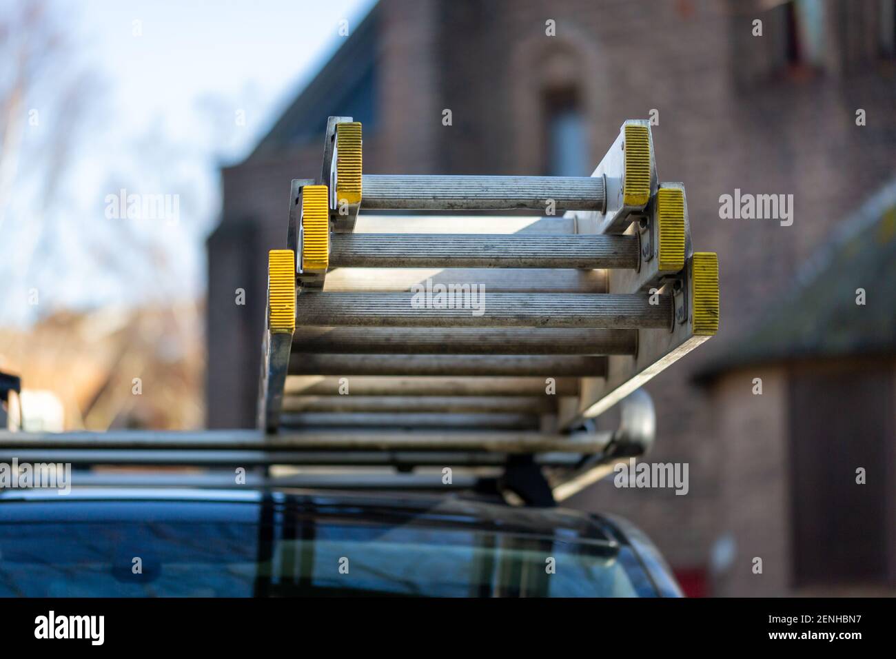 Leitern auf dem Dachträger eines Bauwagens Stockfoto
