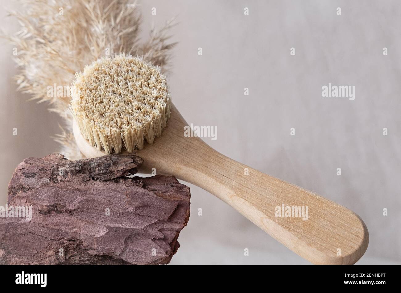 Natürliche Borsten Gesichtsmassage Bürste. Umweltfreundliche Kosmetik-Konzept Stockfoto