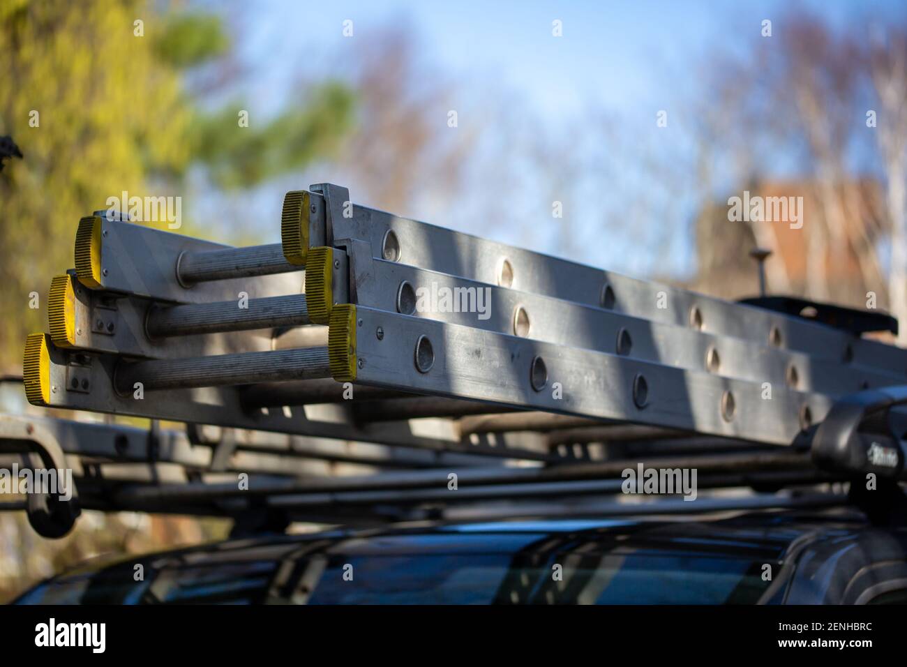 Leitern auf dem Dachträger eines Bauwagens Stockfoto