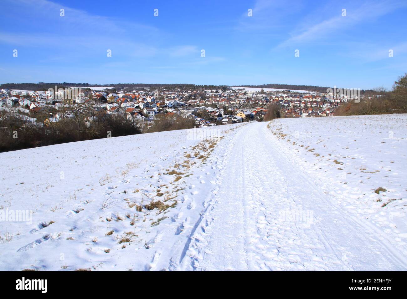 Blick auf eine Gebäudefläche mit ein- und Mehrfamilienhäusern In Weissach Stockfoto