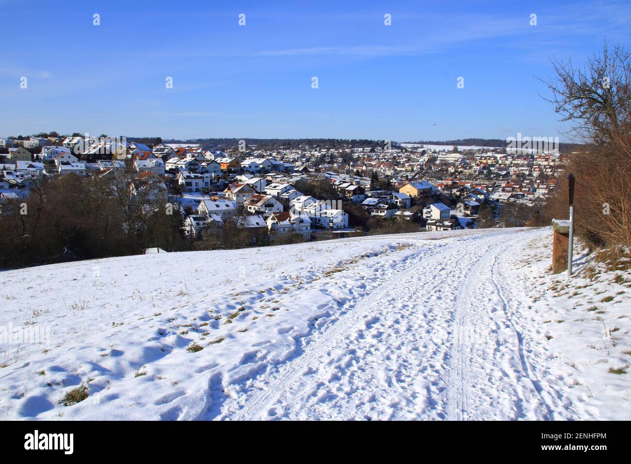 Blick auf eine Gebäudefläche mit ein- und Mehrfamilienhäusern In Weissach Stockfoto