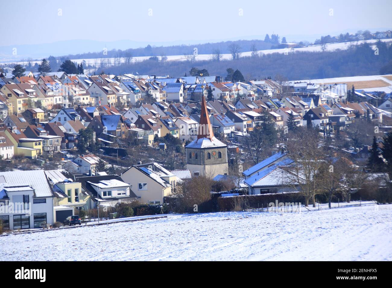 Blick auf eine Gebäudefläche mit ein- und Mehrfamilienhäusern In Weissach Stockfoto