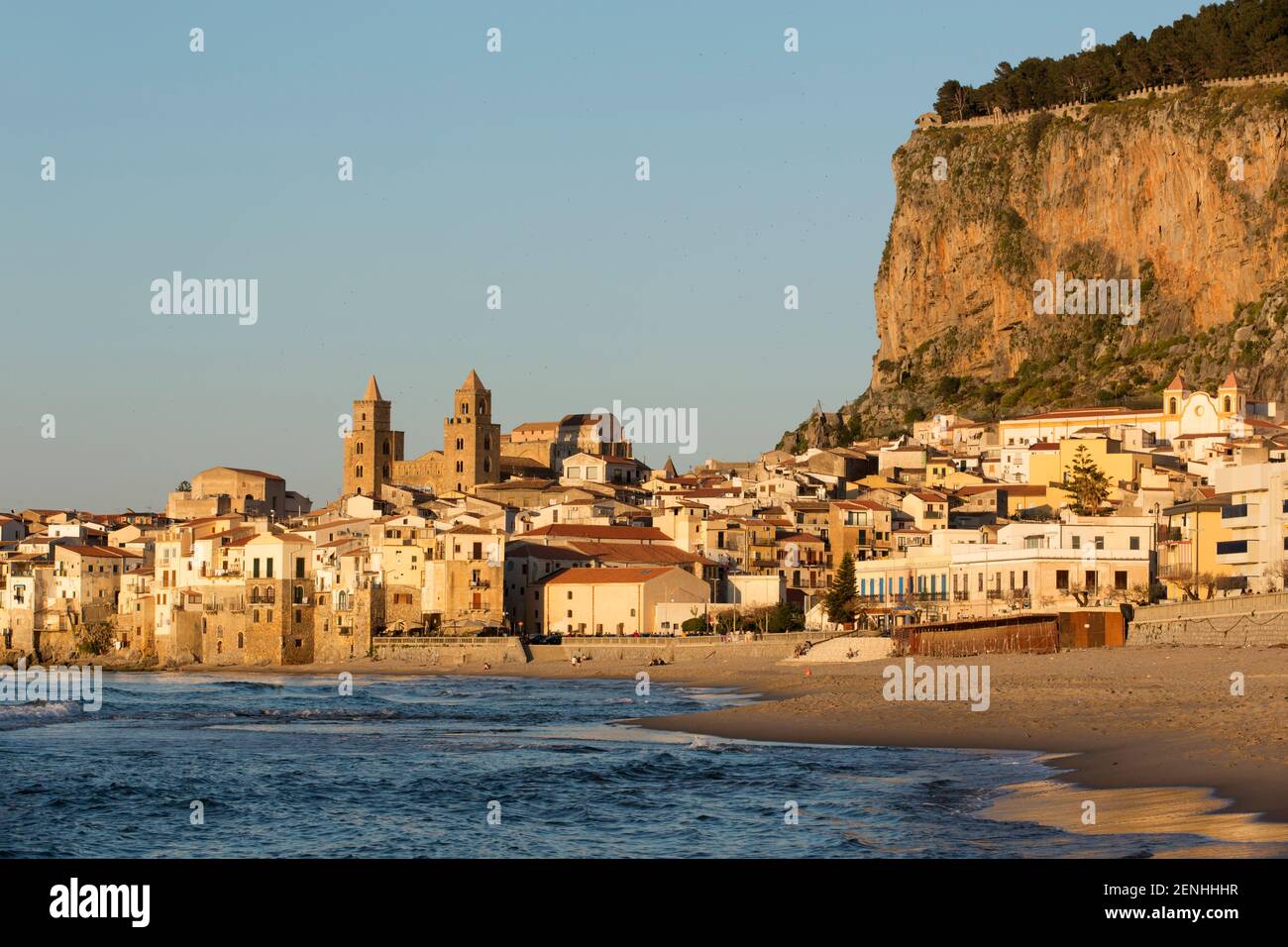 Italien, Sizilien, Cefalu, die Stadt vom Wasser aus gesehen bei Abendlicht Stockfoto