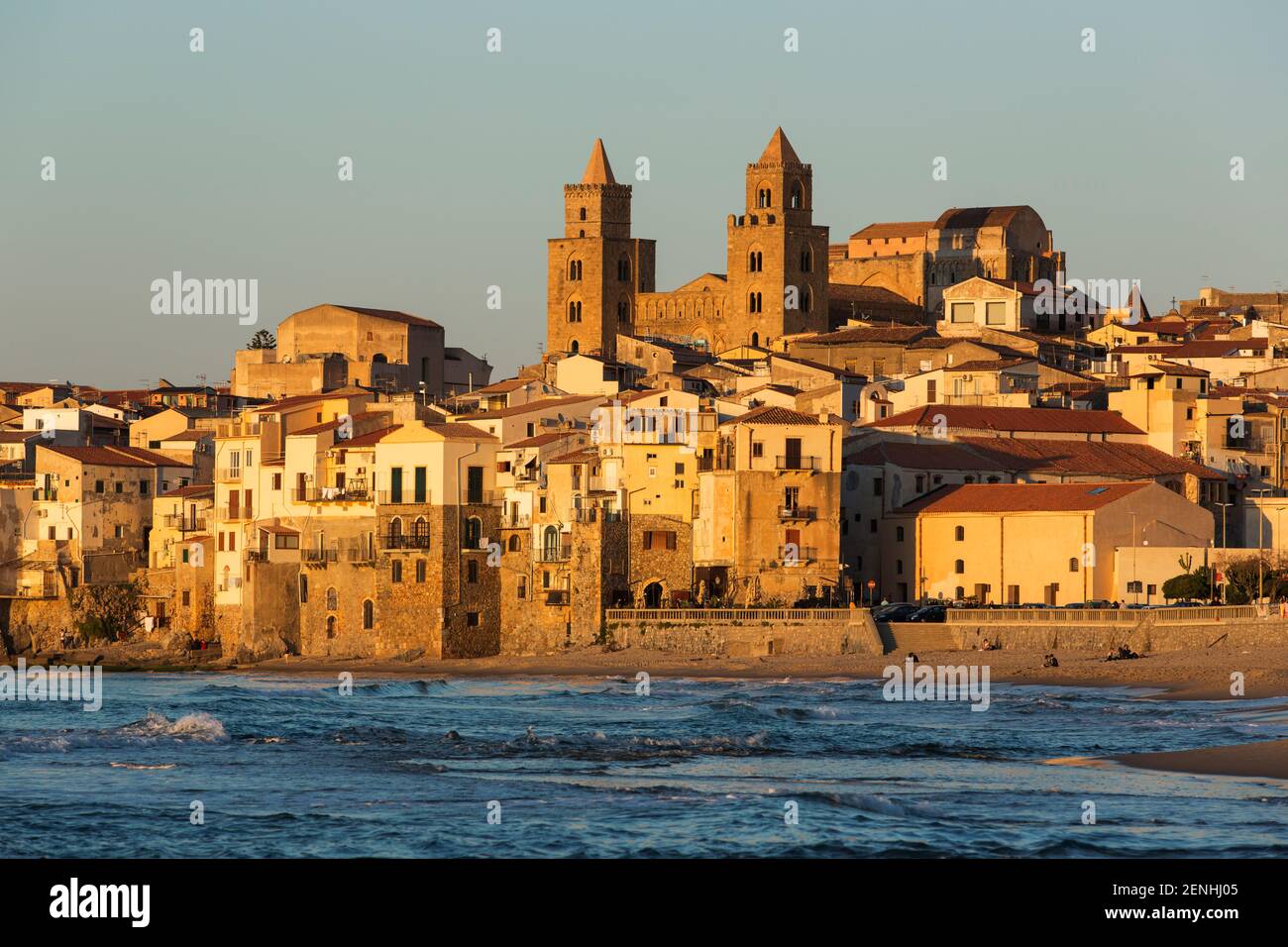 Italien, Sizilien, Cefalu, die Stadt vom Wasser aus gesehen bei Abendlicht Stockfoto
