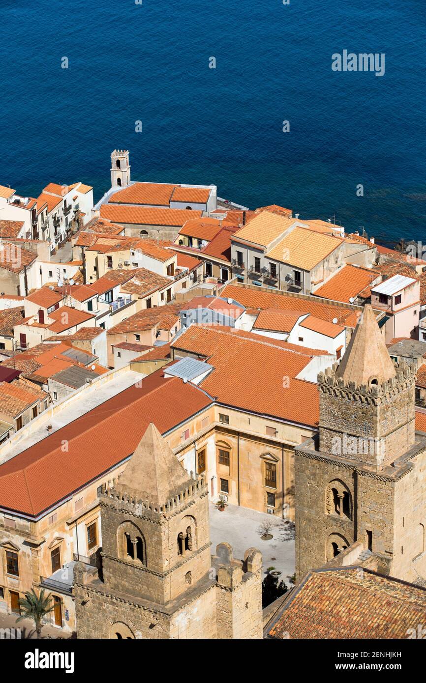 Italien, Sizilien, Cefalu, eine Luftaufnahme der Stadt von Rocca aus, die das Labyrinth von Straßen und roten Ziegeldächern zeigt. Stockfoto