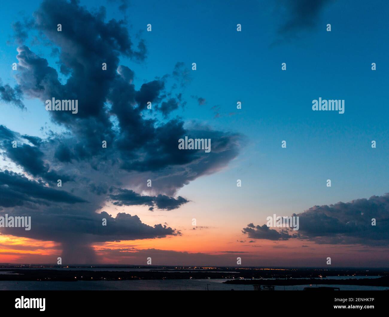 Dramatische Wolkenbildung am Abend Stockfoto